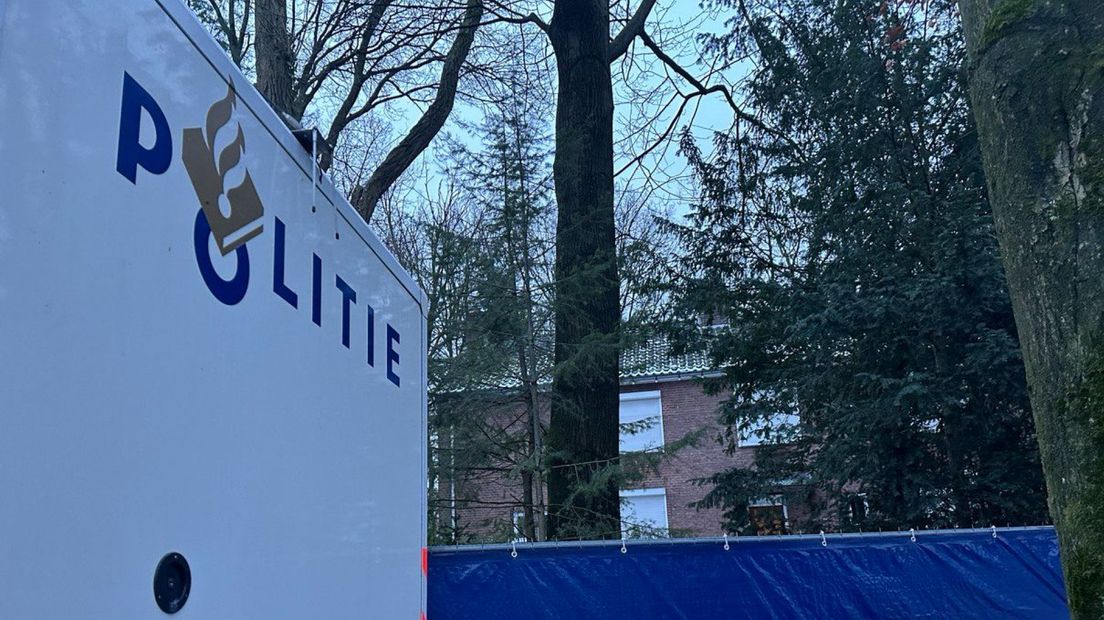 De politie heeft de villa aan de Postweg afgeschermd en de rolluiken gesloten tijdens het verdere onderzoek naar twee doden