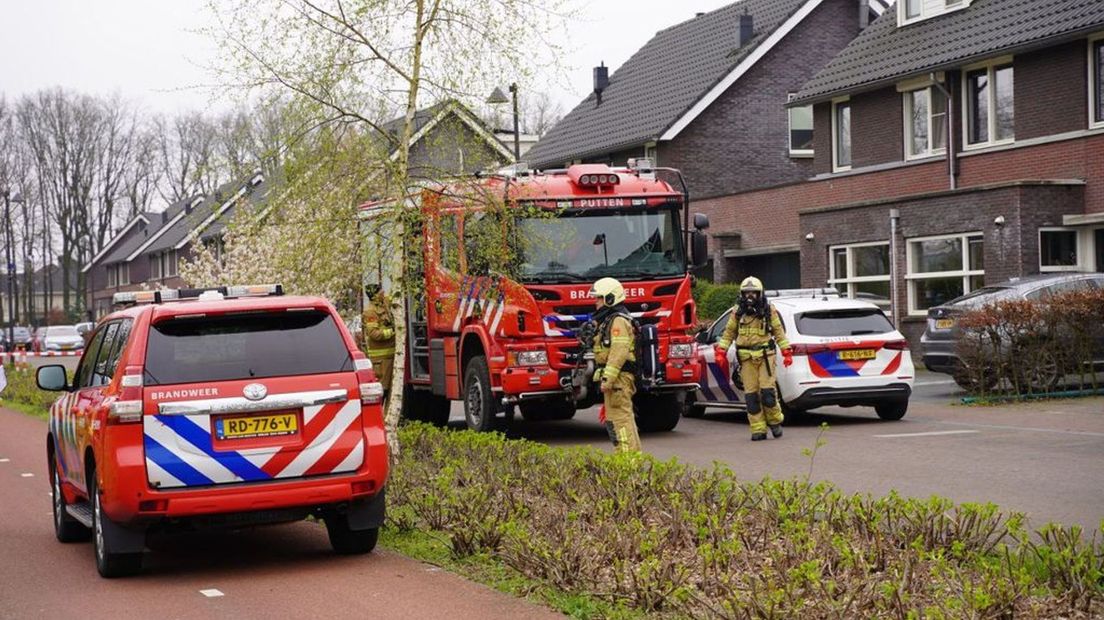 Hulpdiensten in de straat in Putten.