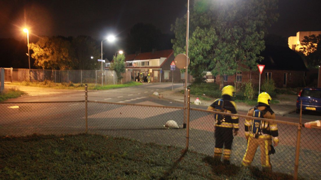 Aan de Oude Medelsestraat in Tiel heeft de politie woensdagavond een woningblok ontruimd nadat een verwarde bewoner in de straat had gedreigd met een explosie.