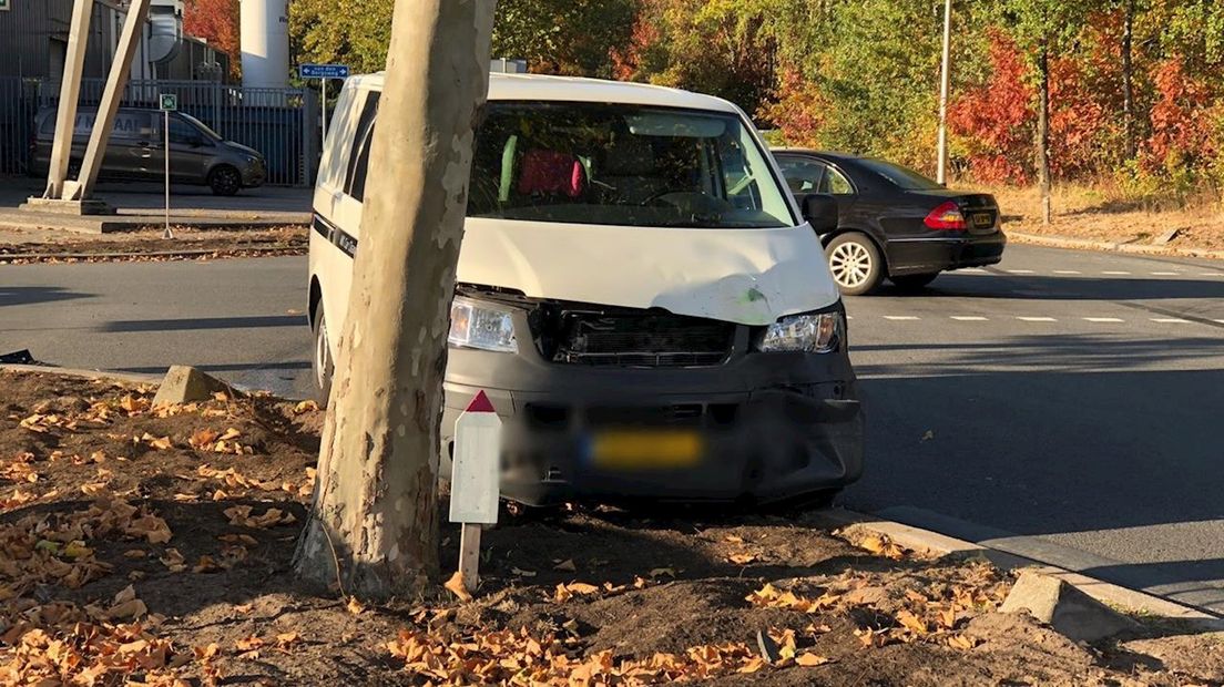 Busje gekanteld in Nijverdal