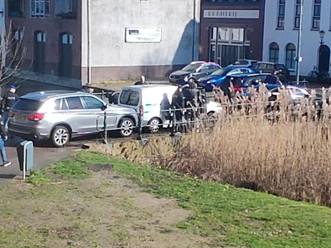 De arrestatie van Minh V. op de Kethelbrug in Schiedam, vijf weken na de fatale schietpartij