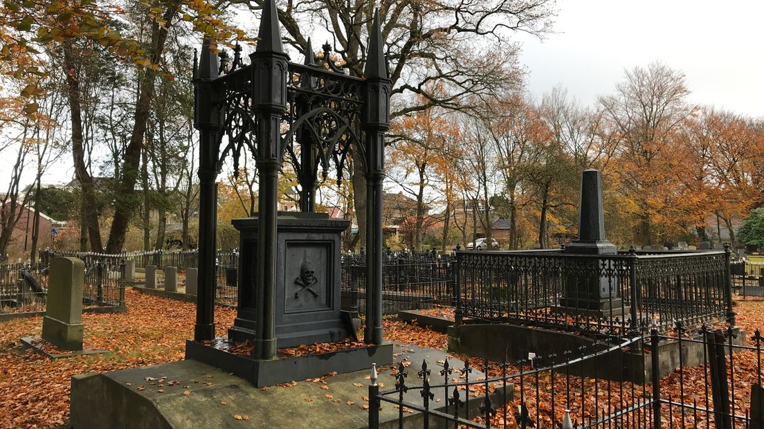 Deze twee gietijzeren grafmonumenten op de Noorderbegraafplaats in Assen worden eindelijk hersteld (Rechten: Margriet Benak / RTV Drenthe)