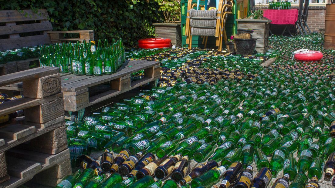 Er liggen 3420 lege flesjes bier in de tuin van een net getrouwd stel uit Brummen. Wouter en Michelle Harberink trouwden zaterdag en kregen bij thuiskomst deze bijzondere verrassing.