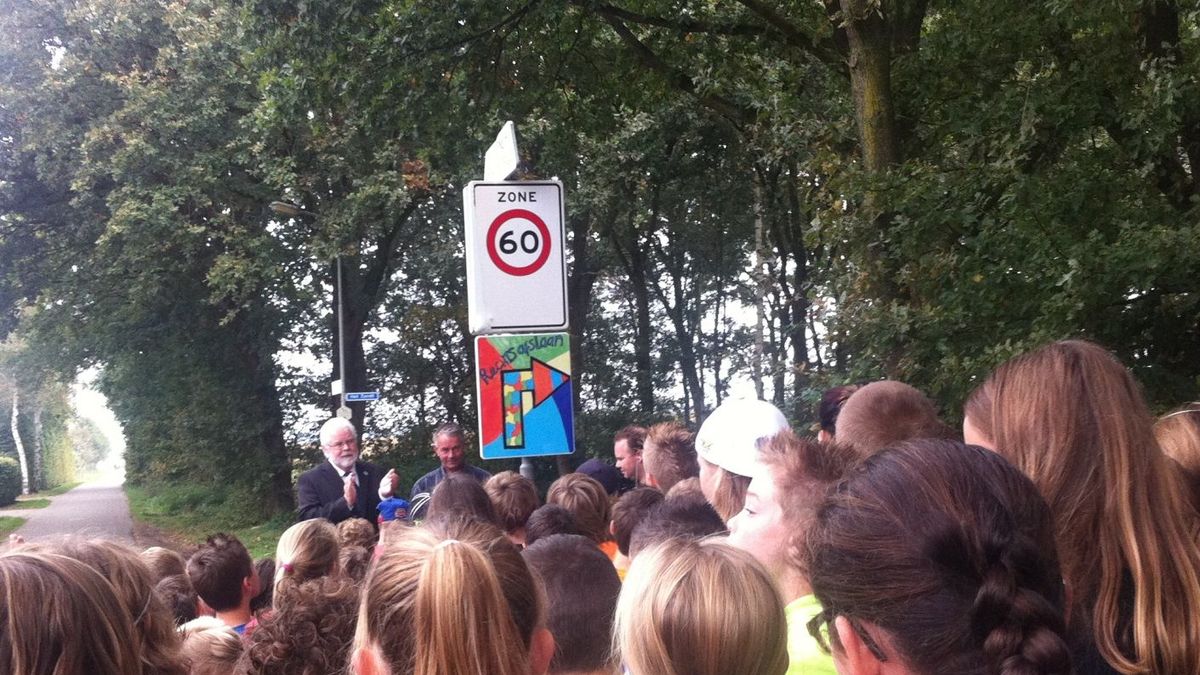 Schoolkinderen in Wanssum maken zelf verkeersborden