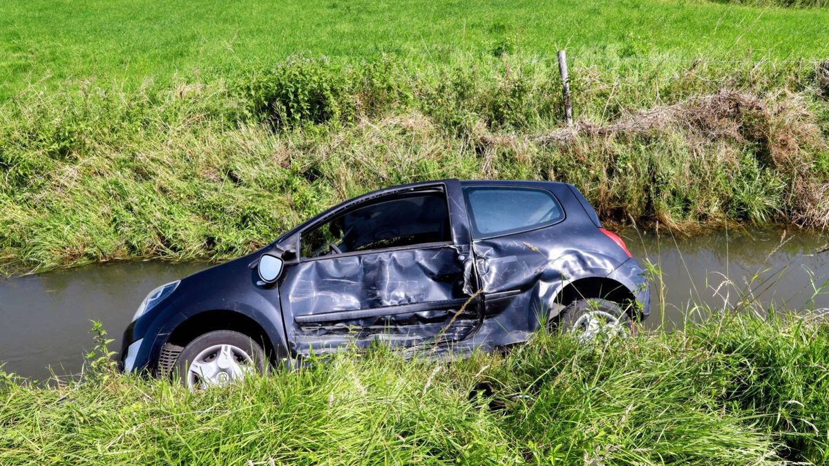 Auto belandt in sloot na botsing met vrachtwagen