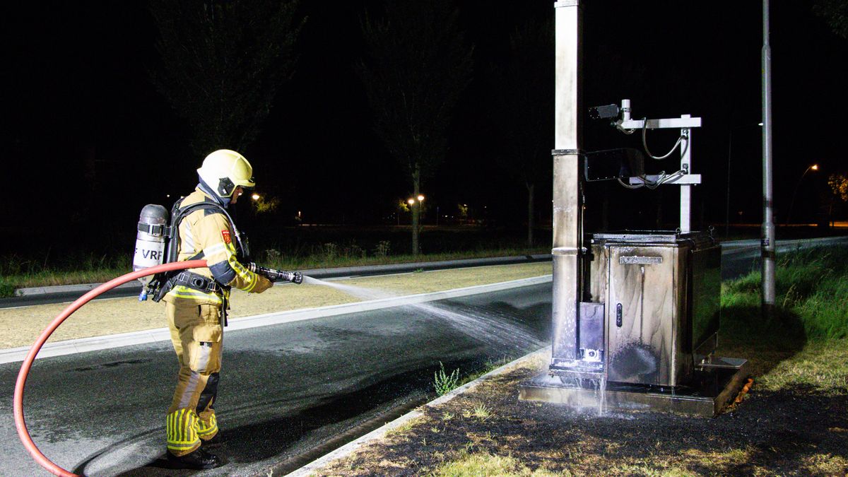 Brand bij focusflitser in Sneek, politie denkt aan brandstichting