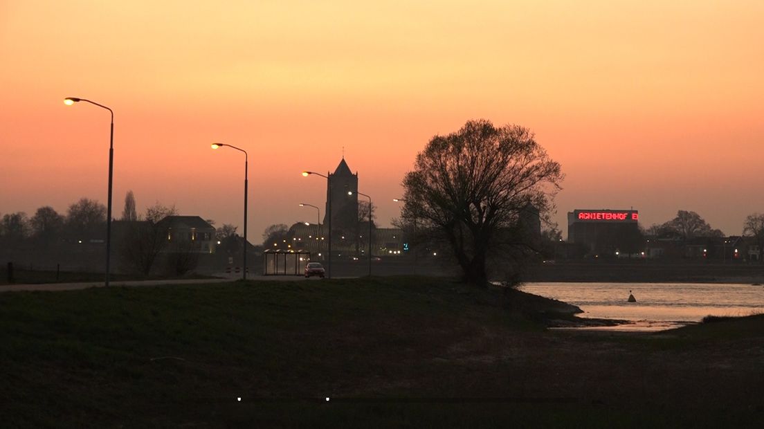 Inspirerende teksten kunnen in deze coronatijd hoop en troost bieden. Op de lichtkrant van schouwburg Agnietenhof in Tiel zijn ze voor iedereen te zien. Inwoners kunnen zelf teksten insturen naar Cultuurbedrijf Tiel, de organisatie achter de schouwburg en kunstcentrum Zinder.