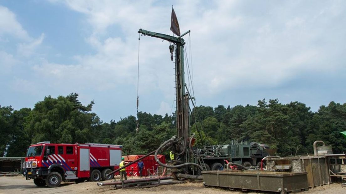 Militairen van de Landmacht gaan dinsdag op de Veluwe, bij Schaarsbergen, waterputten boren. Dit doen zij zodat de brandweer snel voldoende bluswater heeft als er brand uitbreekt in de natuur.