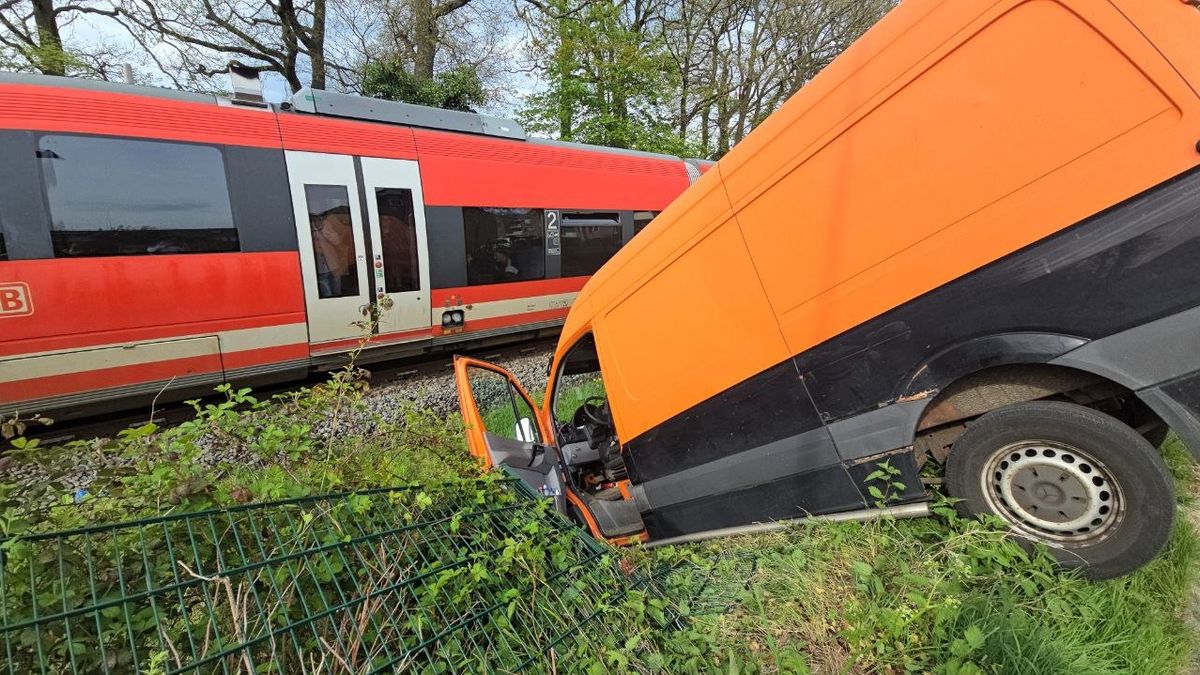 112 Nieuws: Treinverkeer tussen Zwolle en Meppel hervat na ongeval | Busje diagonaal in greppel lang