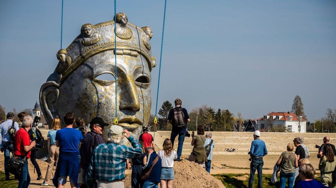 Een replica van het Romeinse masker wordt in Nijmegen op zijn plek getakeld