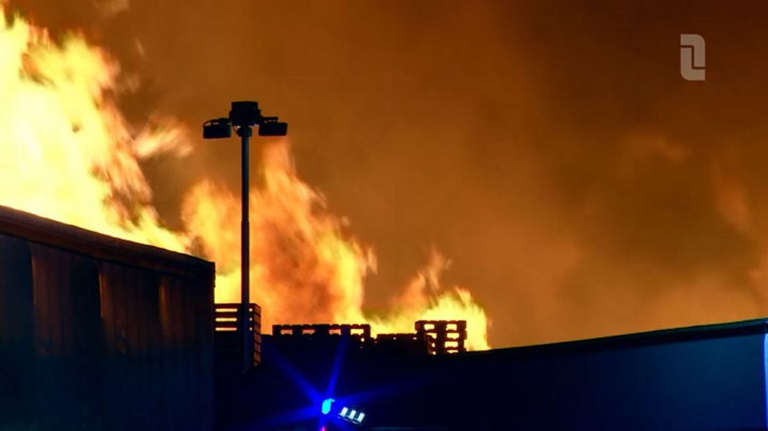 Metershoge vlammen bij brand op bedrijventerrein in Brunssum