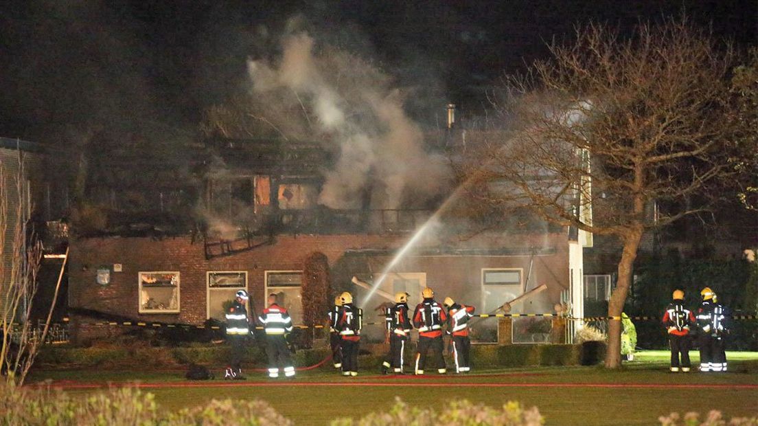 Het pand kan volgens de brandweer als verloren worden beschouwd