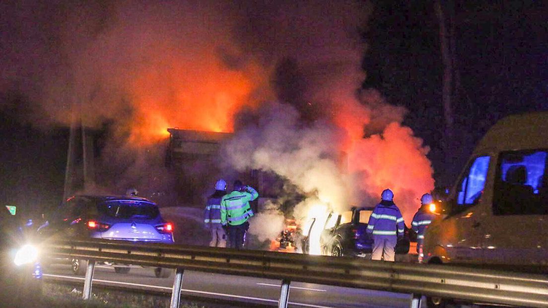 Op de A12 bij Oosterbeek zijn maandagavond een auto en een vrachtwagen in brand gevlogen na een aanrijding. De vrachtwagenchauffeur wist de automobilist uit zijn brandende voertuig te halen.
