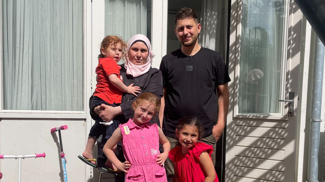 Nour en Mahmoud met hun drie dochters