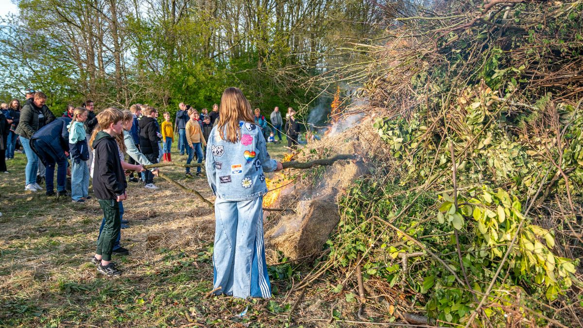 De paasvuren branden: traditie leeft op na dagen van twijfel