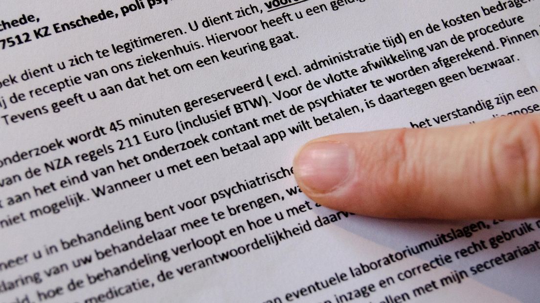 Linda wijst op de tekst in de uitnodiging voor het gezondheidsonderzoek