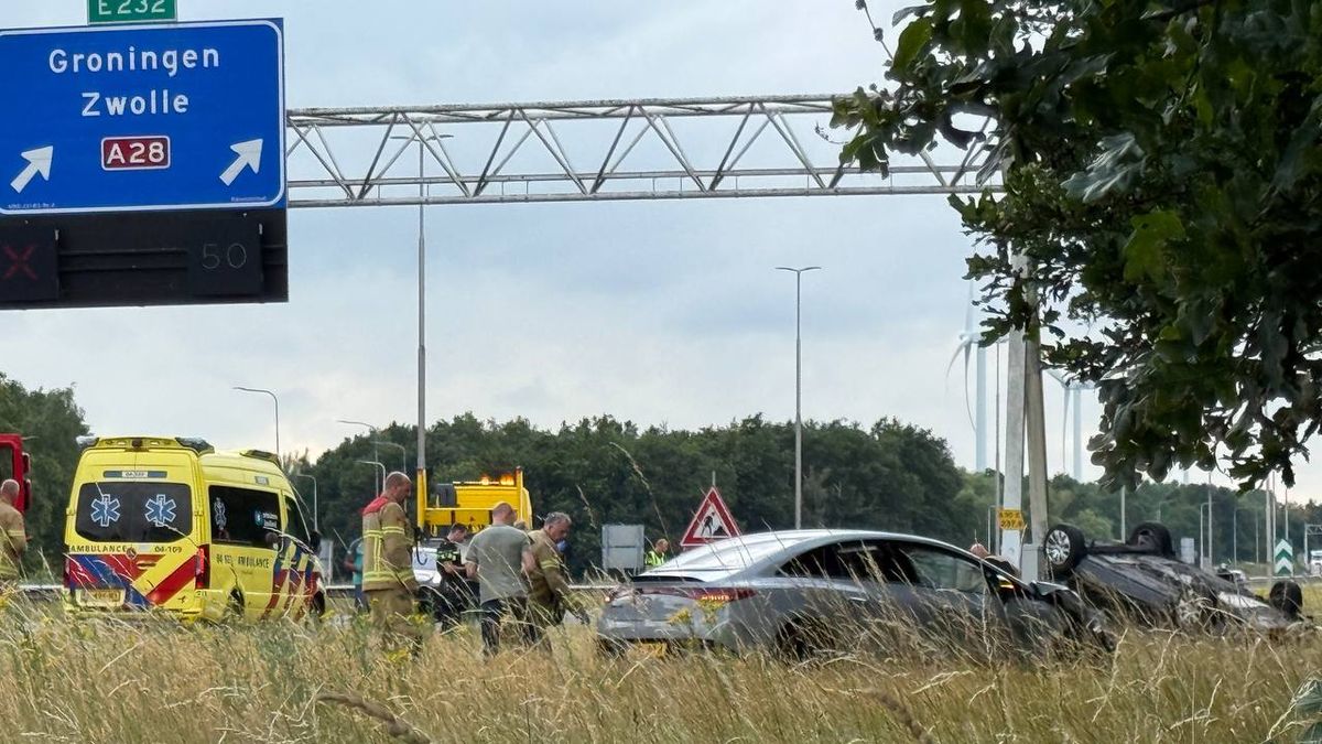 A50 richting Zwolle dicht na ongeval met drie voertuigen