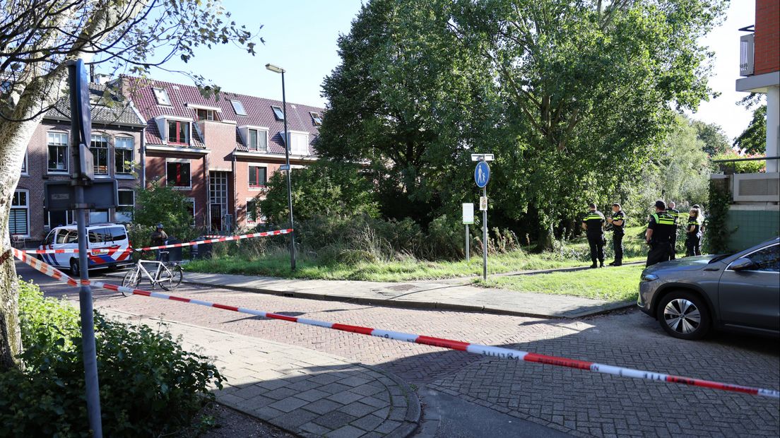 De politie doet onderzoek bij de sloot