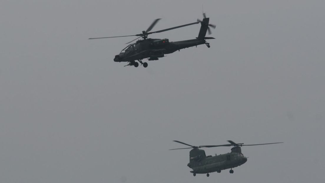 Defensie voert ook dinsdag tussen 09.00 en 14.00 uur oefeningen uit met Apache- en Chinook-helikopters bij Beuningen. Maandag waren daar eveneens deze helikopters te zien en te horen.