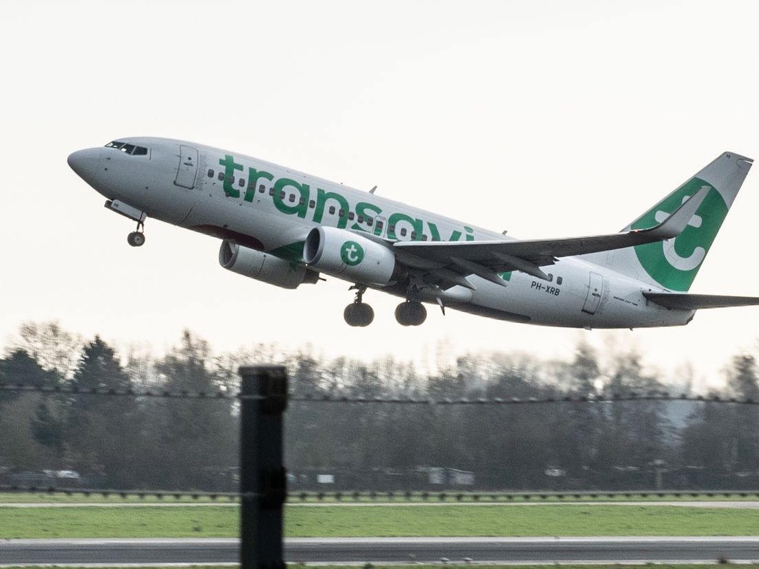 Een vliegtuig stijgt op vanaf Rotterdam The Hague Airport