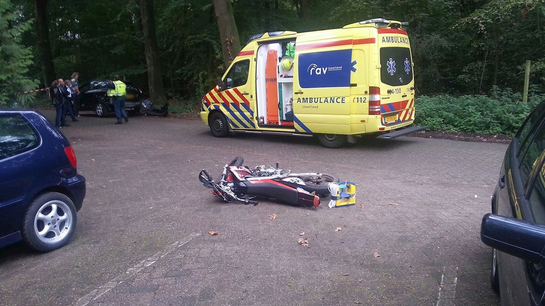Bromfiets zwaar beschadigd na aanrijding