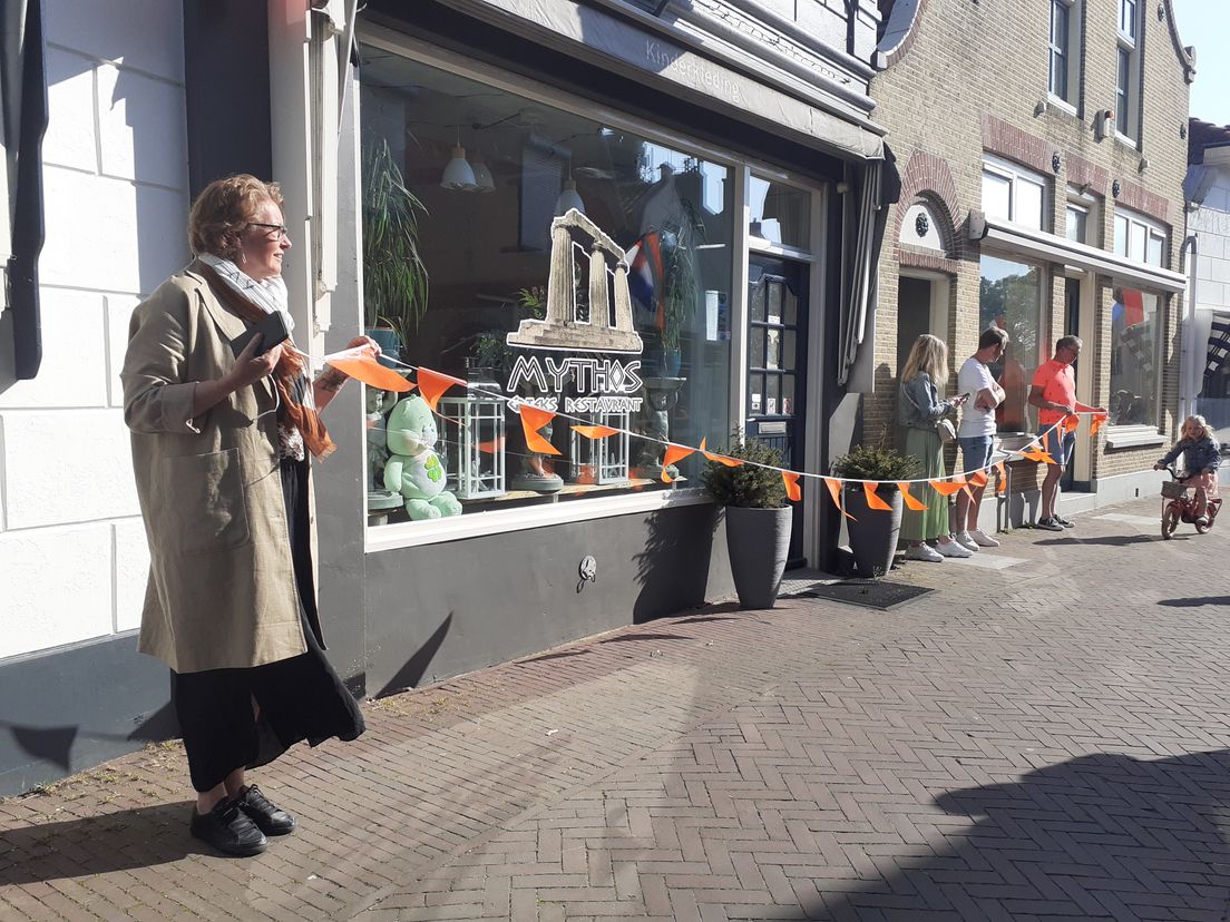 Heel Zuidland zingt Wilhelmus voor de voordeur