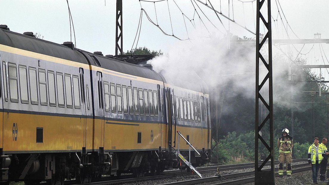 De trein staart vlak bij de spoorwegovergang bij Echten. Er komt rook uit de trein (Rechten: Persbureau Meter)