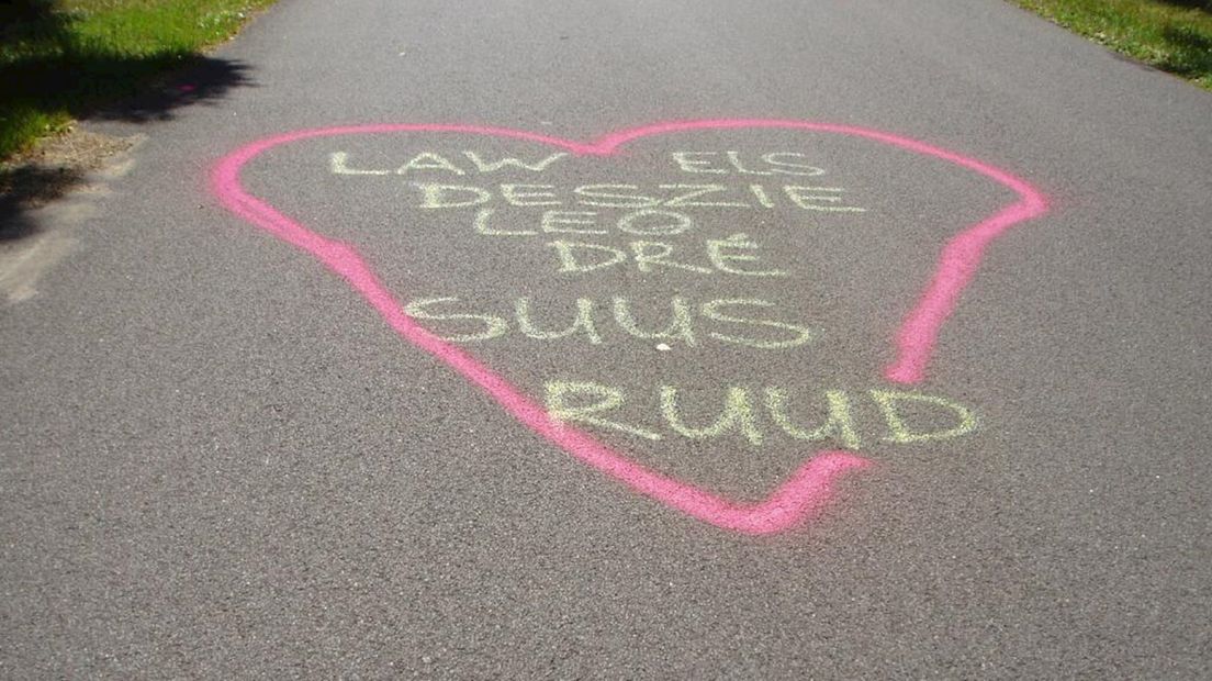 Hier baalt Arend Spijker van. Kreten en namen gespoten op de Toeristenweg