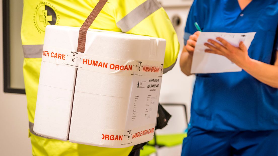 Een donor-orgaan gaat op transport