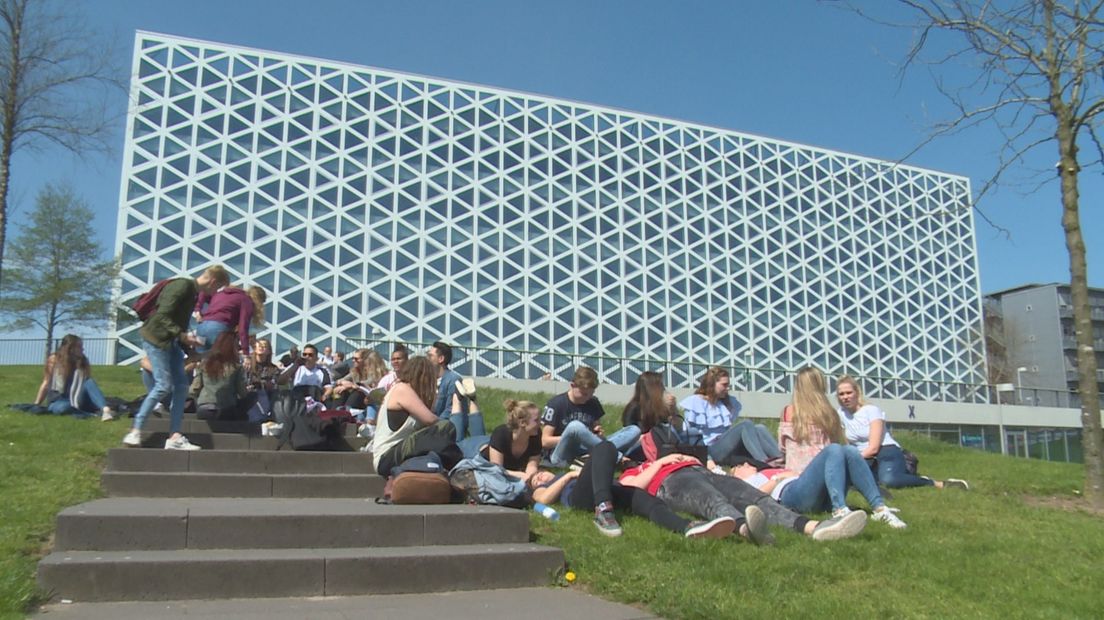 Studenten voor het gesloten Gebouw X