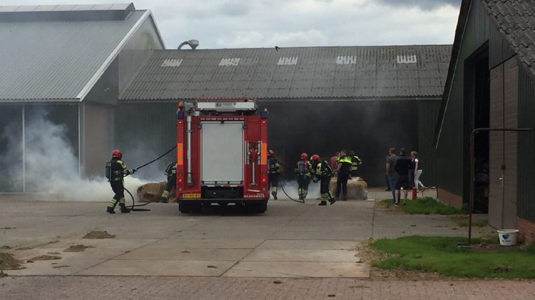 De brandweer wist met hulp van de boer en omstanders te voorkomen dat de brand zich uitbreidde.