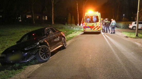 Drankrijder parkeert in greppel • ravage na aanrijding.