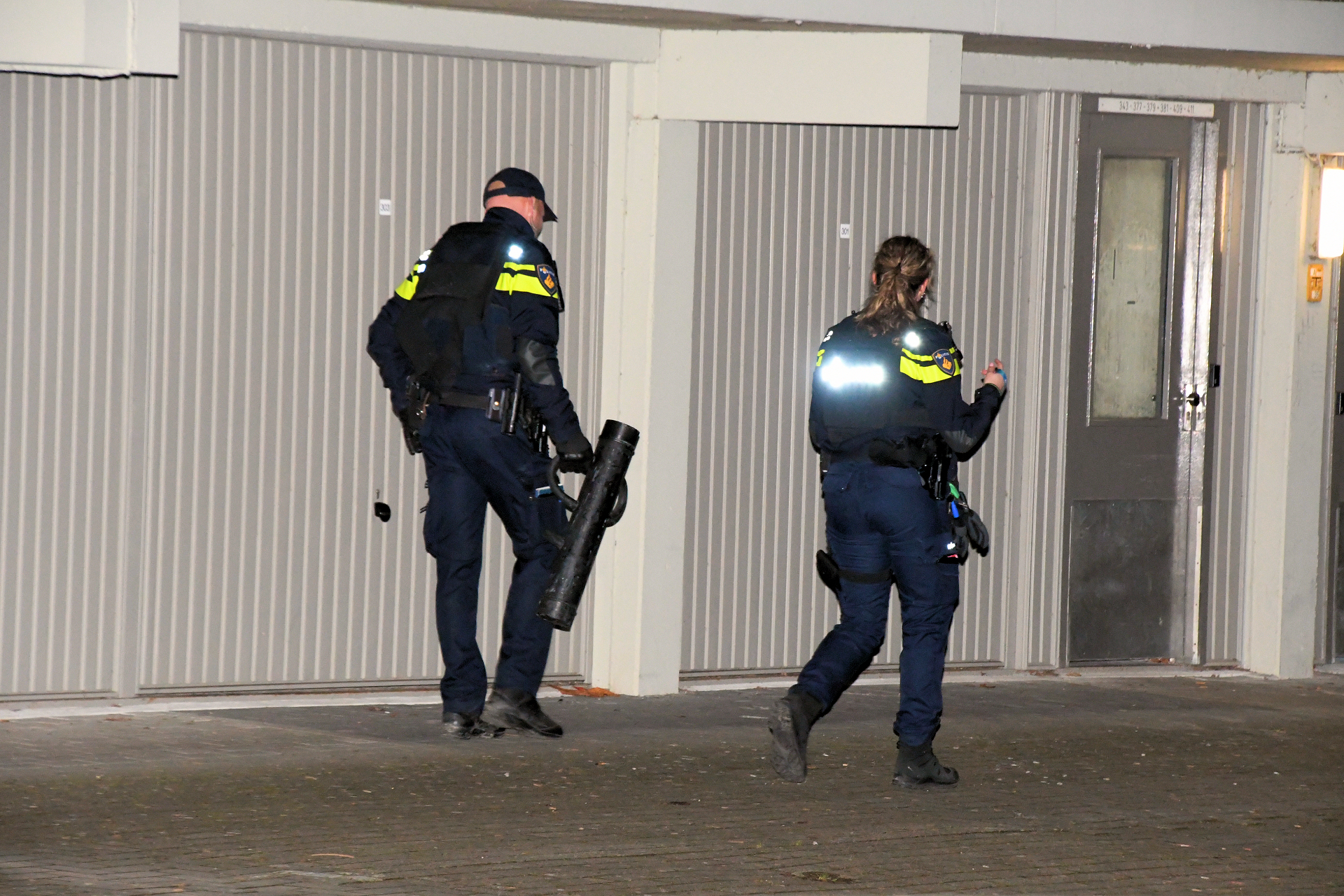 Twee aanhoudingen bij zoektocht in woning, een derde persoon vlucht