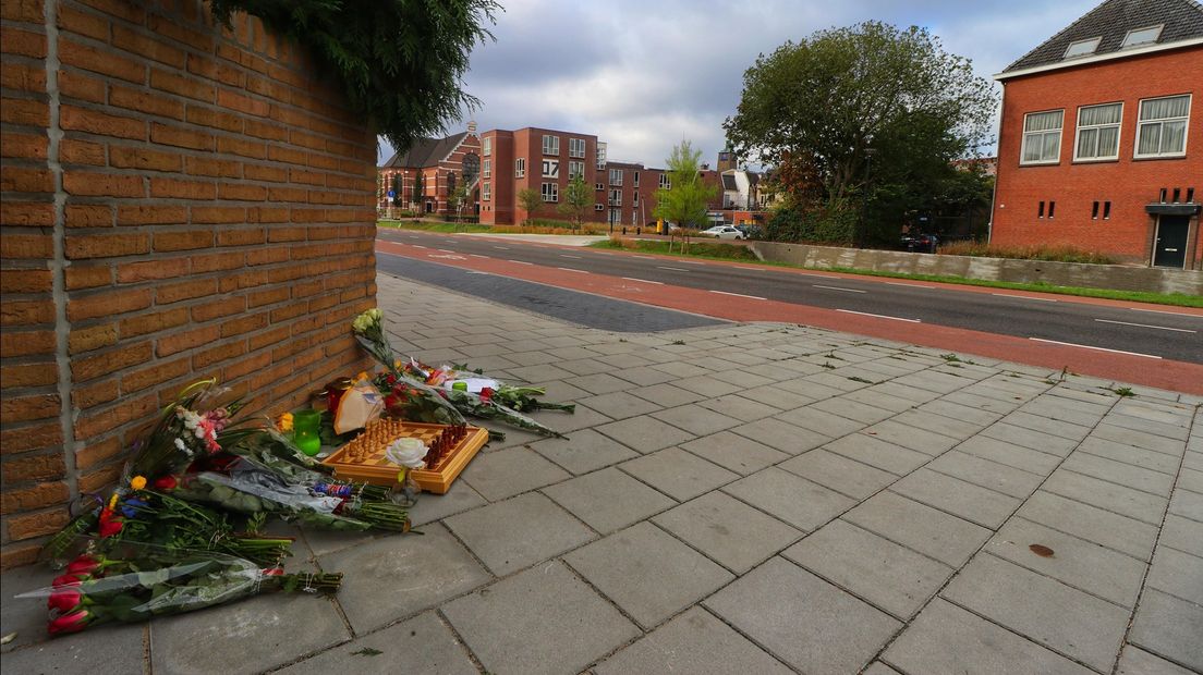 Bloemen bij de plek waar afgelopen weekend een dodelijk ongeluk gebeurde