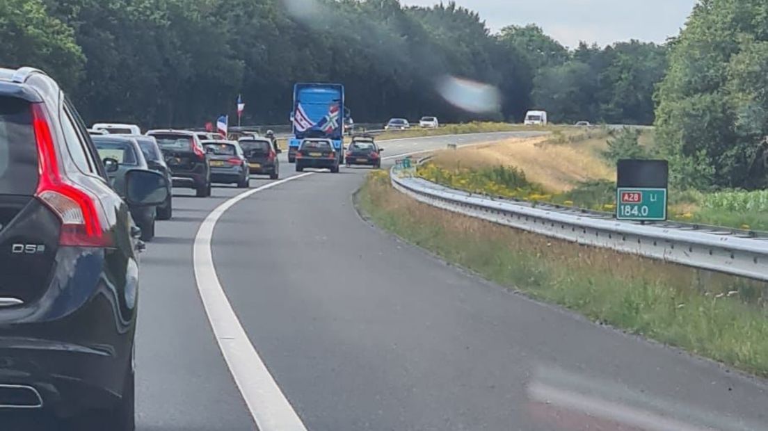 Een langzaam rijdende vrachtwagen houdt verkeer op op de A28 richting Assen