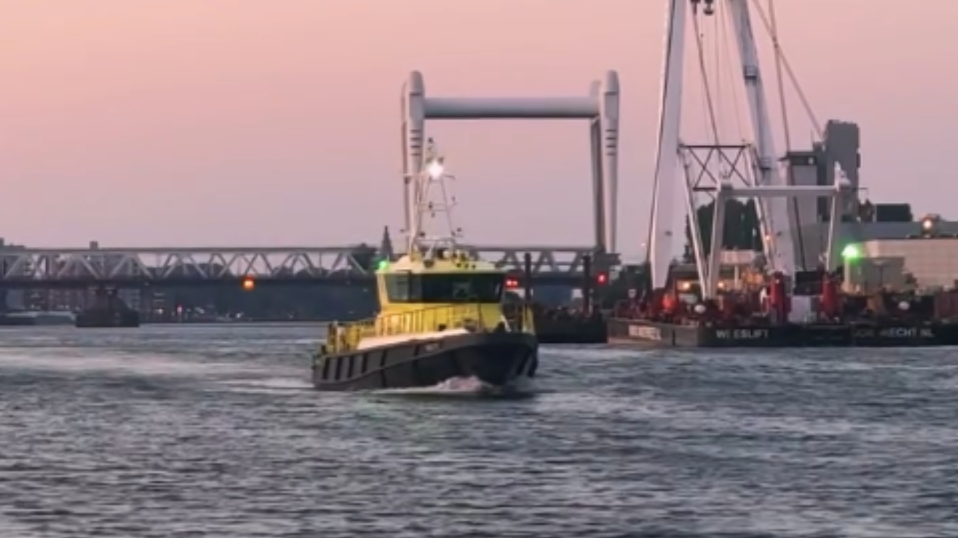 Het bootje waarmee Rijkswaterstaat de man aan wal brach