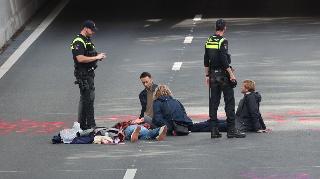 Er zitten mensen op de snelweg