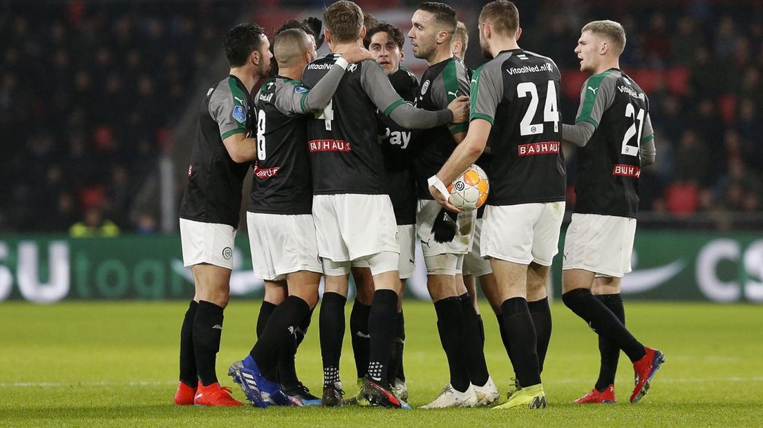 De spelers van FC Groningen vieren de treffer van Ludovit Reis (precies in het midden nog te zien)