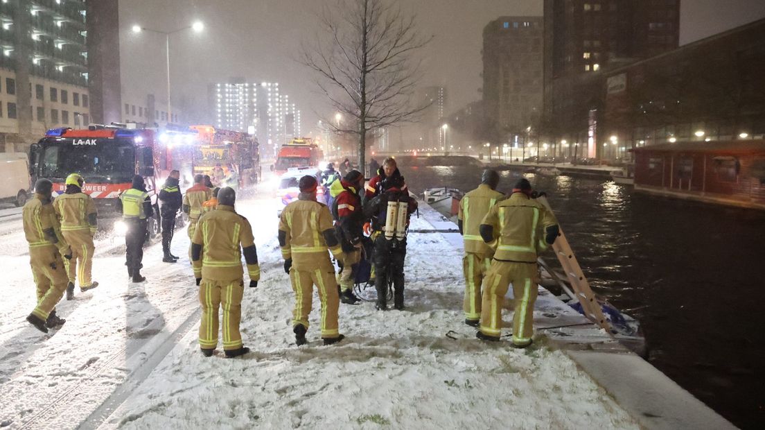 Auto in het water op de Neherkade in Den Haag