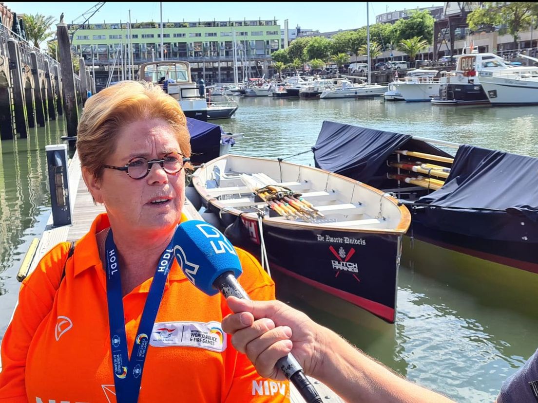 Anja van der Heijden doet vanuit de politie mee met sloep roeien tijdens de World Police and Fire Games