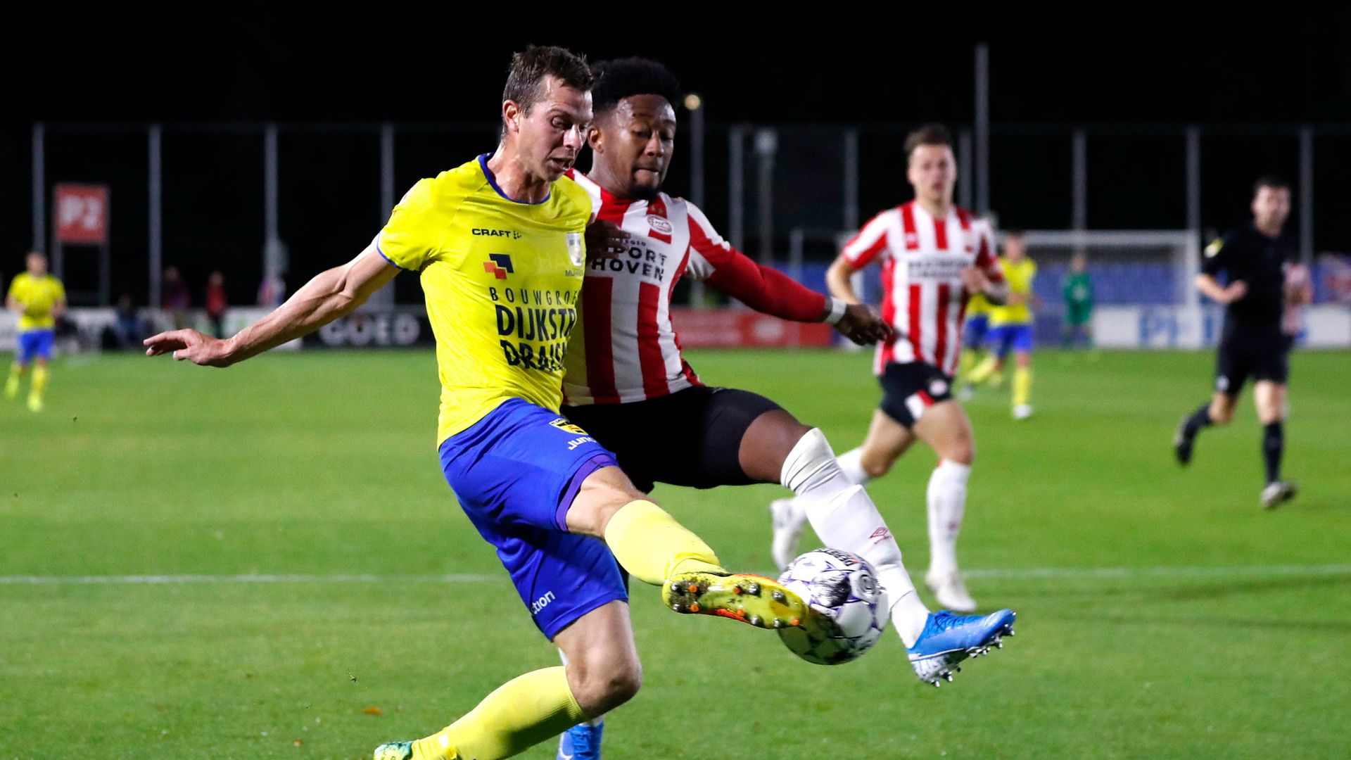 SC Cambuur wint van Jong PSV na rode kaart en spectaculair doelpunt