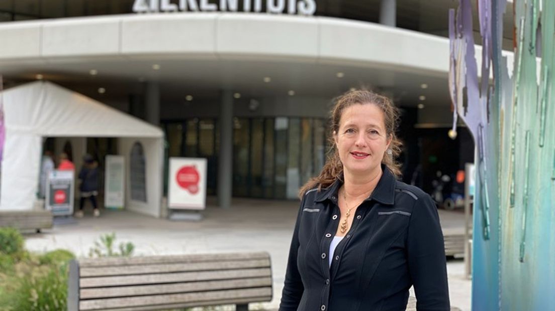 Sophia de Rooij maakt zich zorgen over het ontbreken van juiste nazorg aan coronapatiënten die het ziekenhuis mogen verlaten.