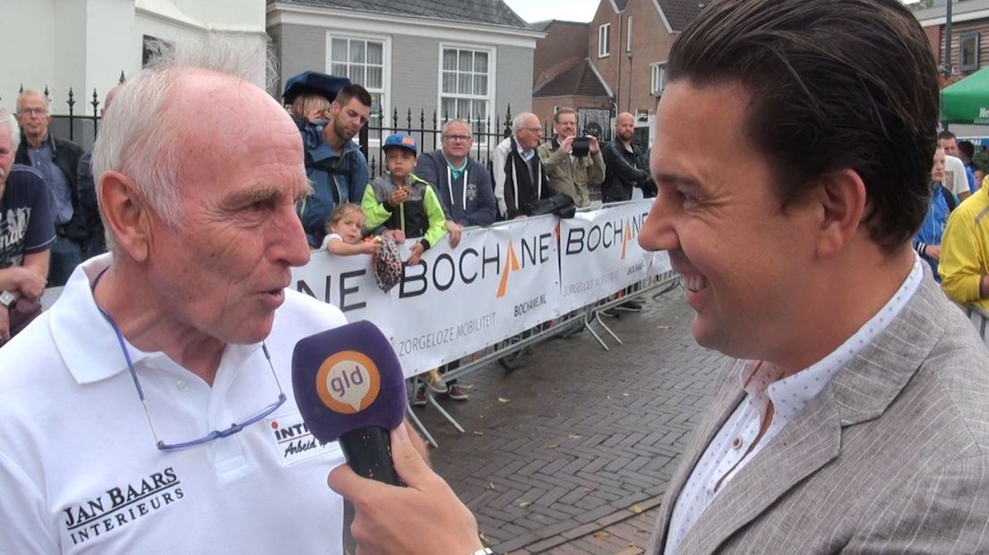 Twee oud-winnaars van Veenendaal-Veenendaal hadden vandaag bij de start een ontmoeting: Kenny van Hummel en Joop Zoetemelk.