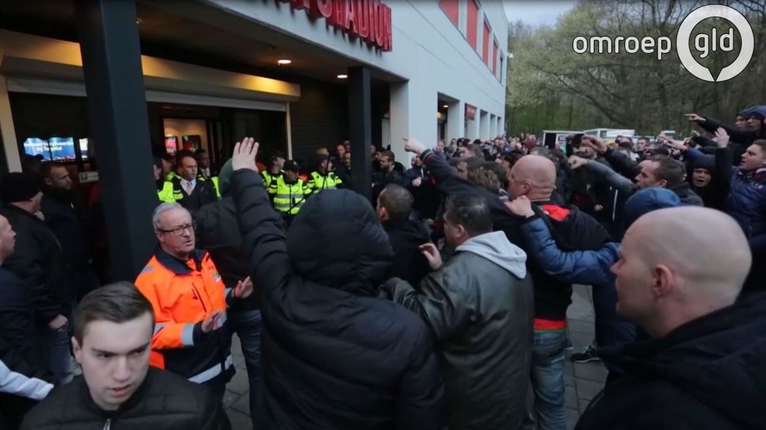 Bij de ongeregeldheden bij het stadion van NEC in Nijmegen is zaterdagavond niemand aangehouden. Dat meldt de politie.