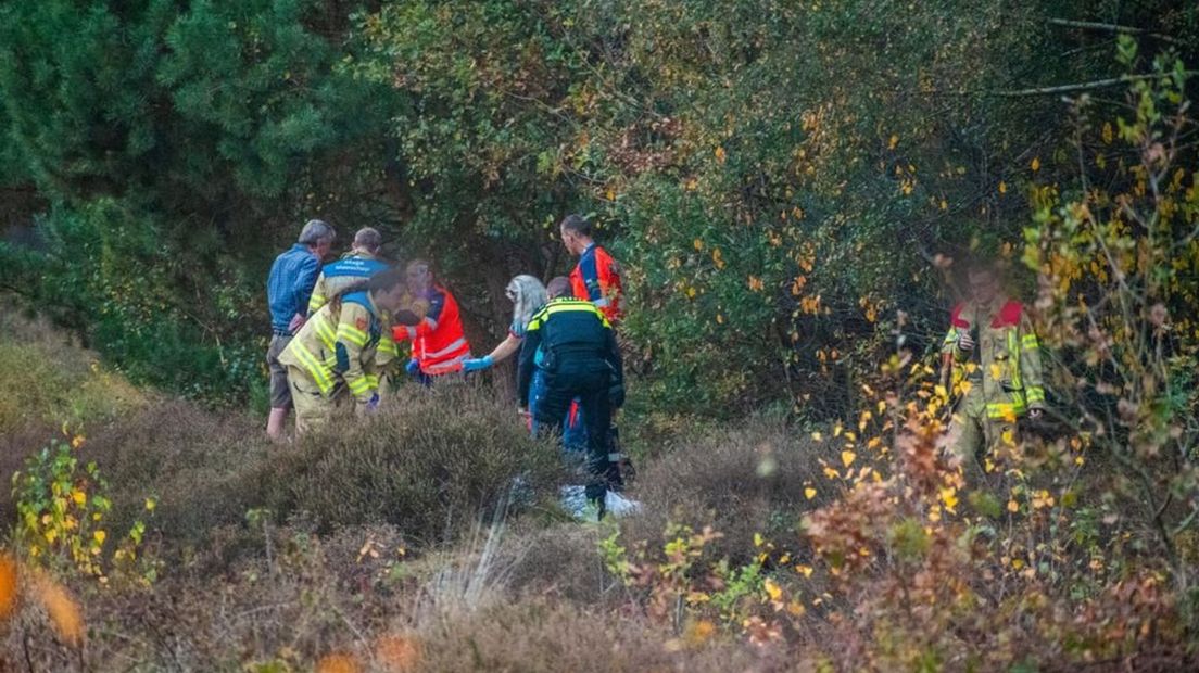 Een wandelaar is in afgelegen gebied gewond geraakt en was lastig te vinden.