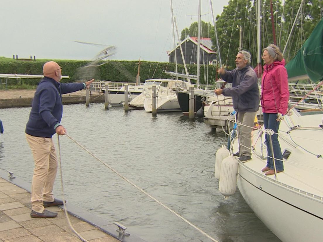 Havenmeester Dirk Griffioen helpt zeilers met het aanleggen van hun boot in jachthaven de Hitsert in Zuid-Beijerland