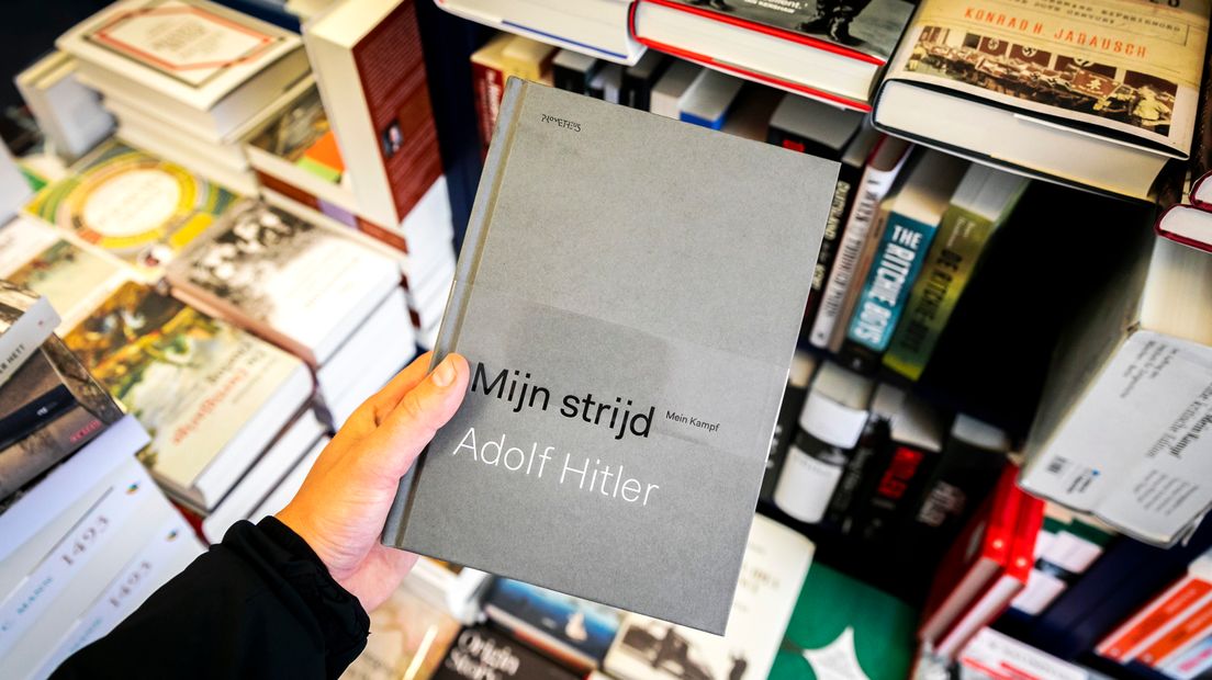 De vertaling van Mein Kampf heet Mijn strijd. Het boek van Adolf Hitler verkoopt goed in Drenthe (Rechten: ANP/Remko de Waal)