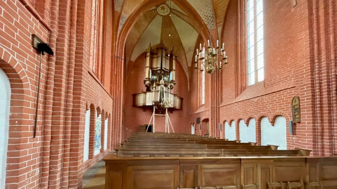 De kerk van Zeerijp met het gestutte orgel