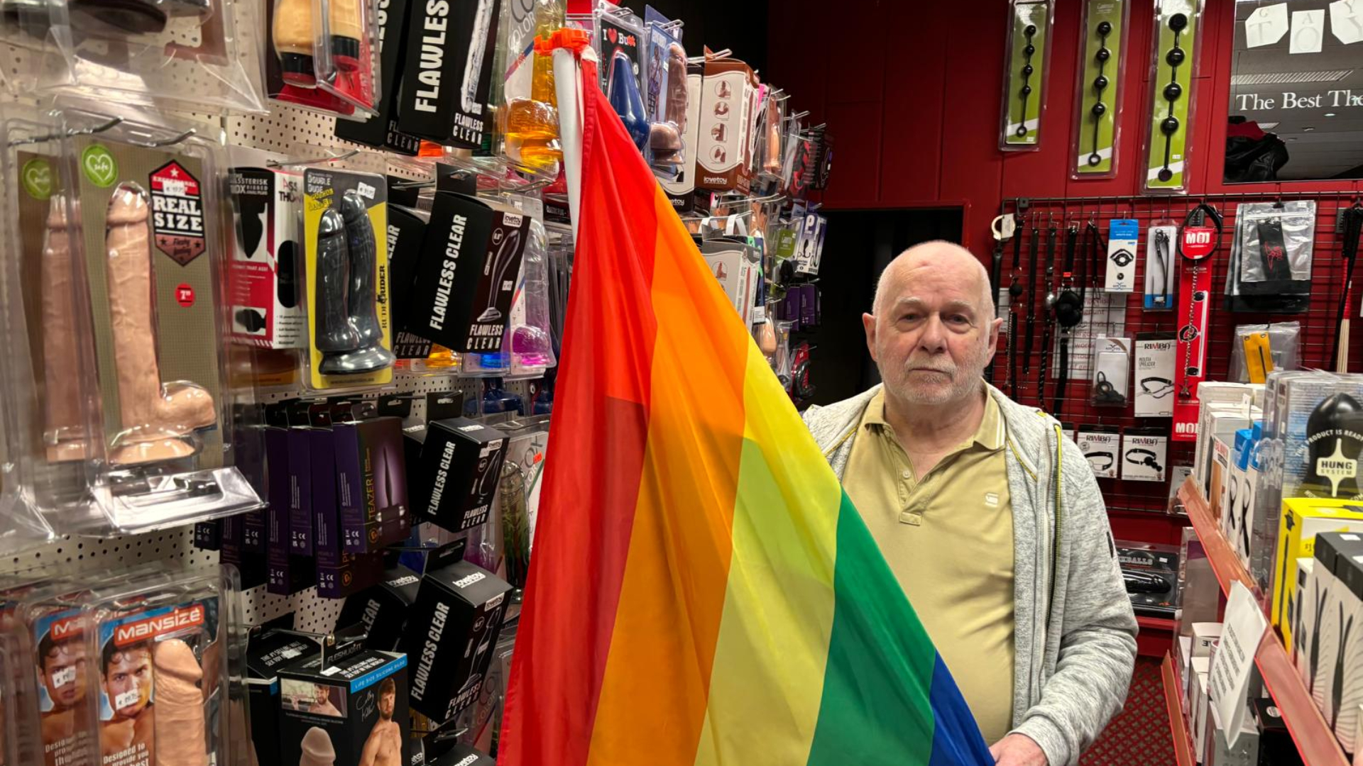 De ondernemer is diep teleurgesteld, maar weigert zijn winkel te sluiten.