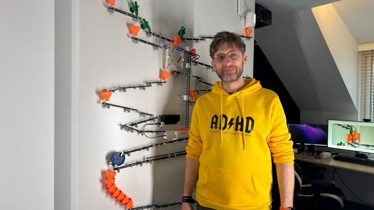 Stephan maakt 'slimme' en awardwinnende knikkerbaan: 'Werkt ook via de deurbel'